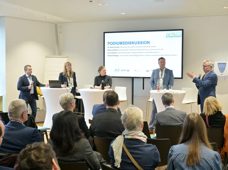 Podiumsdiskussion w&auml;hrend der Nachhaltigkeitskonferenz in der KLIMA ARENA