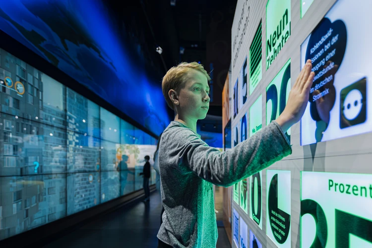 Junge in der Ausstellung der KLIMA ARENA.