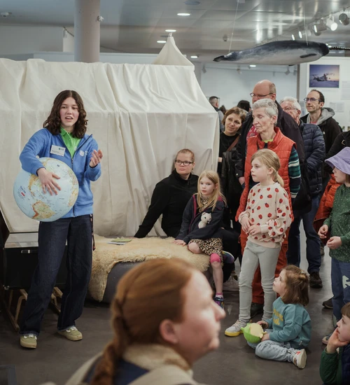 Kinder und Erwachsene bei der F&uuml;hrung durch die Sonderausstellung "Polarstern"