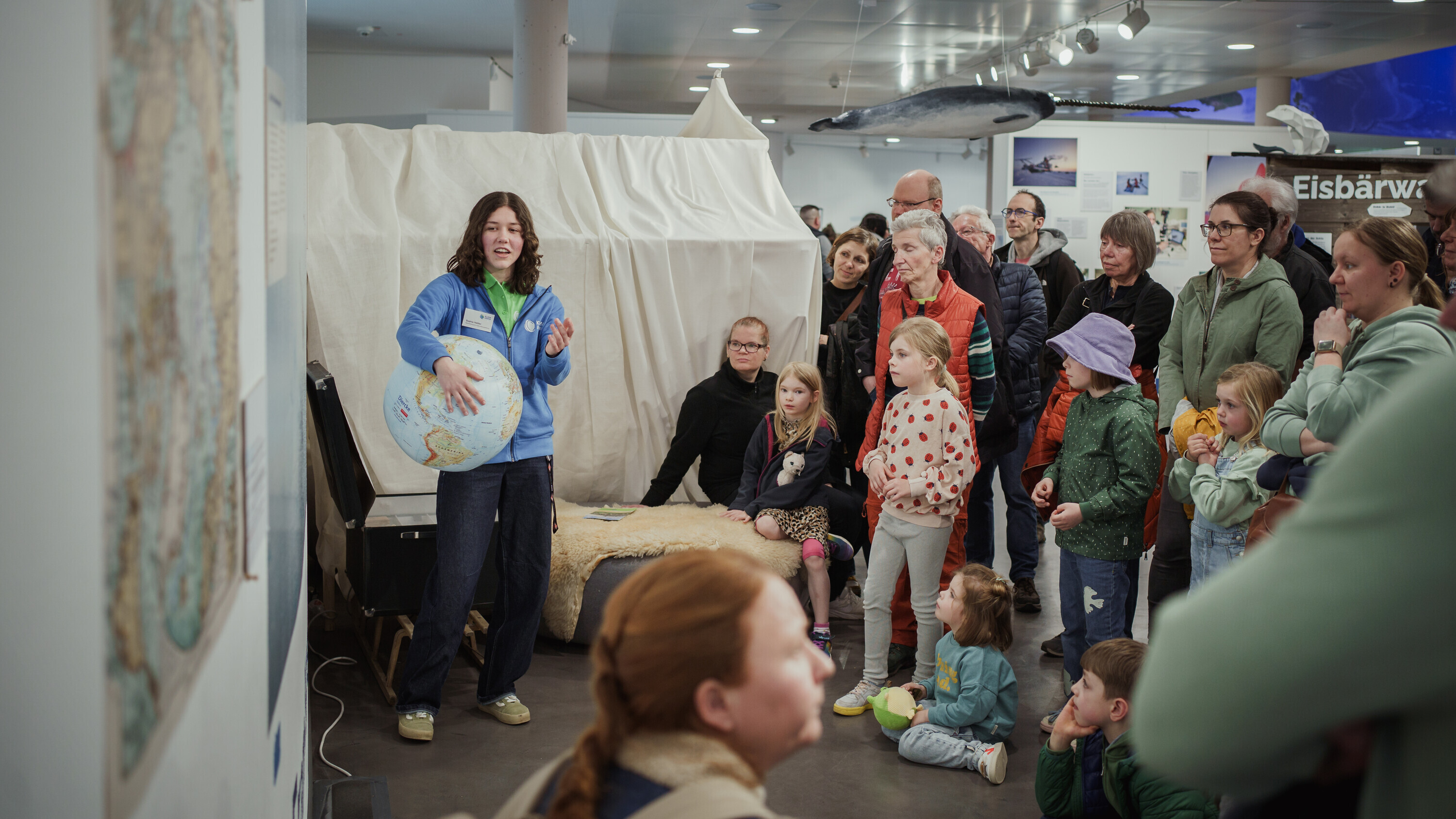 Kinder und Erwachsene bei der F&uuml;hrung durch die Sonderausstellung "Polarstern"