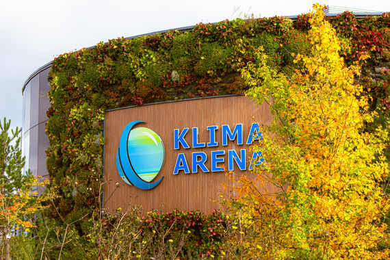 Fassade der KLIMA ARENA mit Logo-Wand.