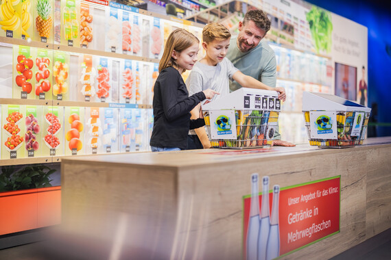 Familie im Klima-Supermarkt in der KLIMA ARENA.
