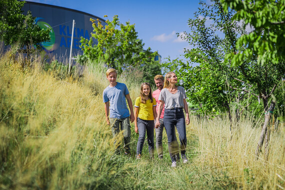 Familie im Themenpark der KLIMA ARENA.