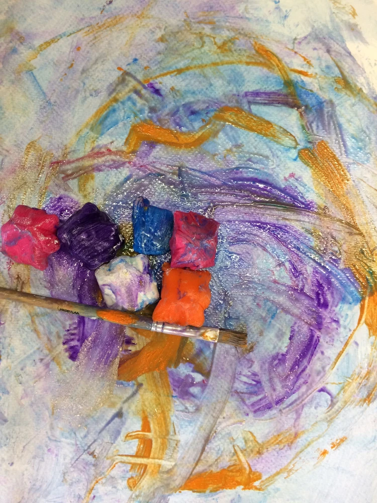 Auf dem Bild sind Eisw&uuml;rfel zu sehen, die auf bunten, verlaufenden Aquarellfarben liegen.