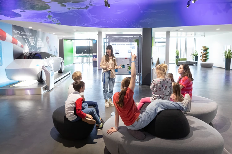 Familien bei F&uuml;hrung durch die Ausstellung der KLIMA ARENA.