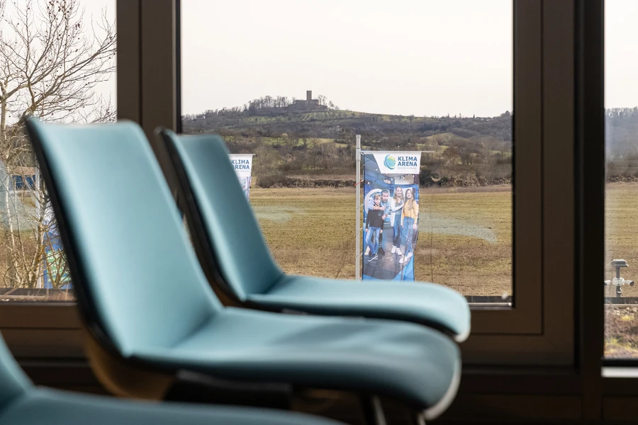 Eine Detail-Ansicht der Eventfl&auml;che in der Klima Arena mit Blick auf die Steinsburg