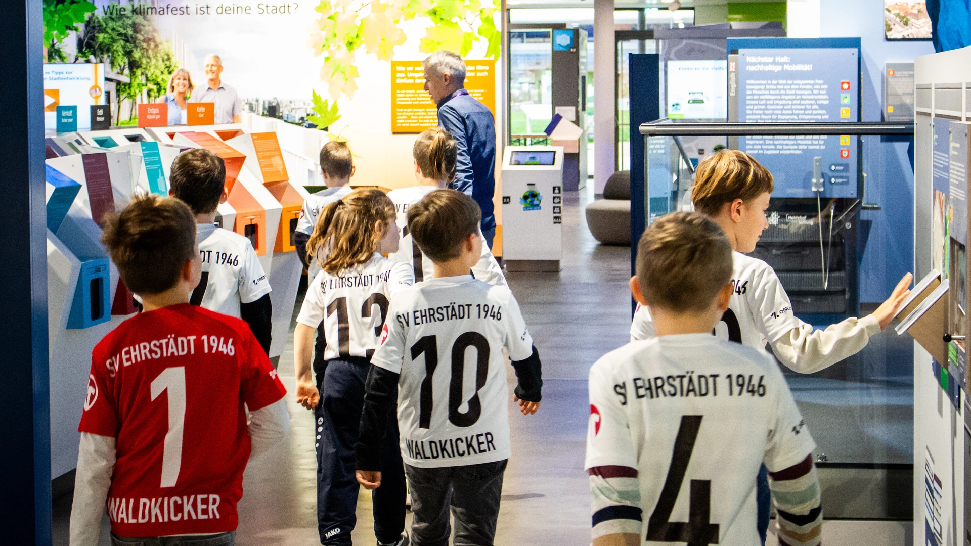 Die Waldkicker vom SV Ehrst&auml;dt zu Besuch in der Klima Arena