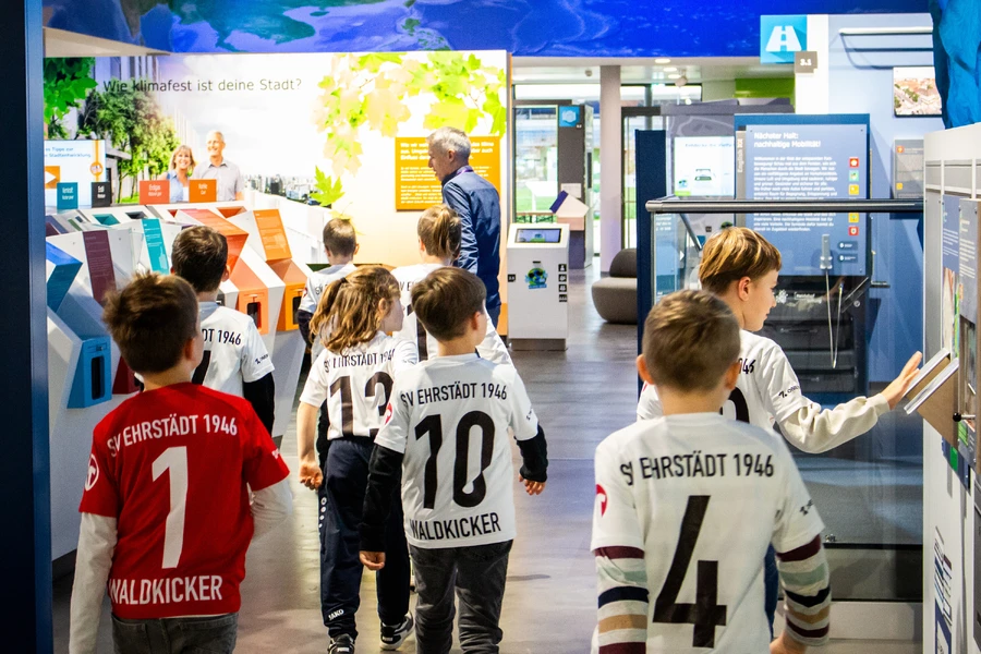 Die Waldkicker vom SV Ehrst&auml;dt zu Besuch in der Klima Arena