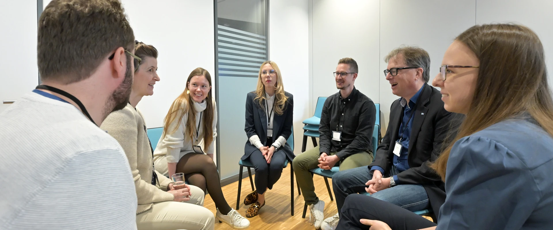 Arbeitsgruppe lacht im Sitzkreis